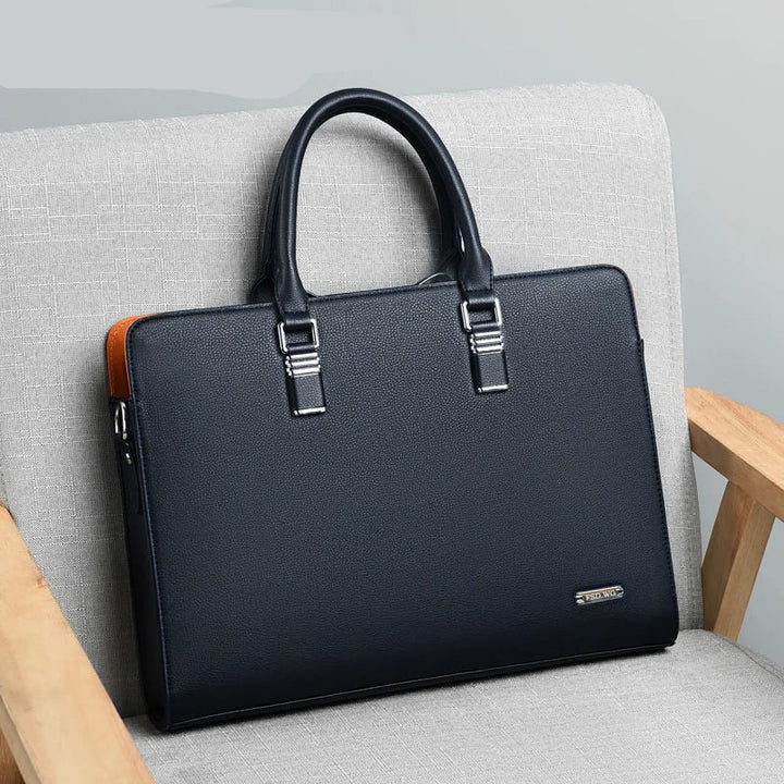 Gedetailleerde Portaro aktetas van premium leer, ideaal voor 14/15 inch laptops en documenten.
