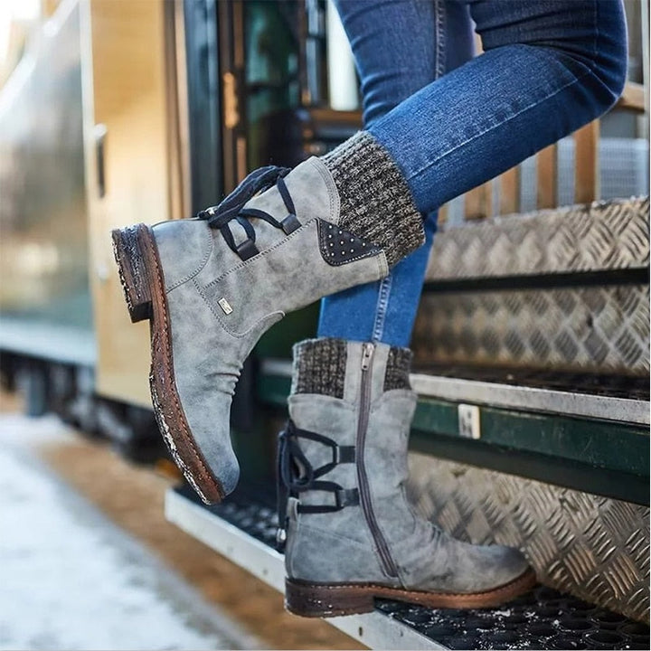 Zijaanzicht van de trendy EmilyBoots enkelhoge leren laarzen, toont het slanke en elegante ontwerp.