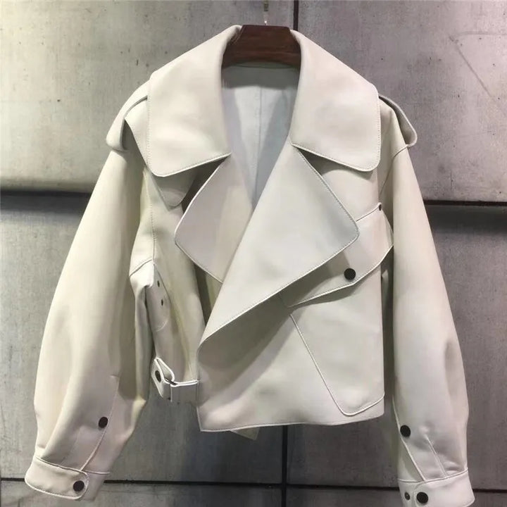 Trendy damesjas met retro design, comfortabel en stijlvol voor elke gelegenheid.