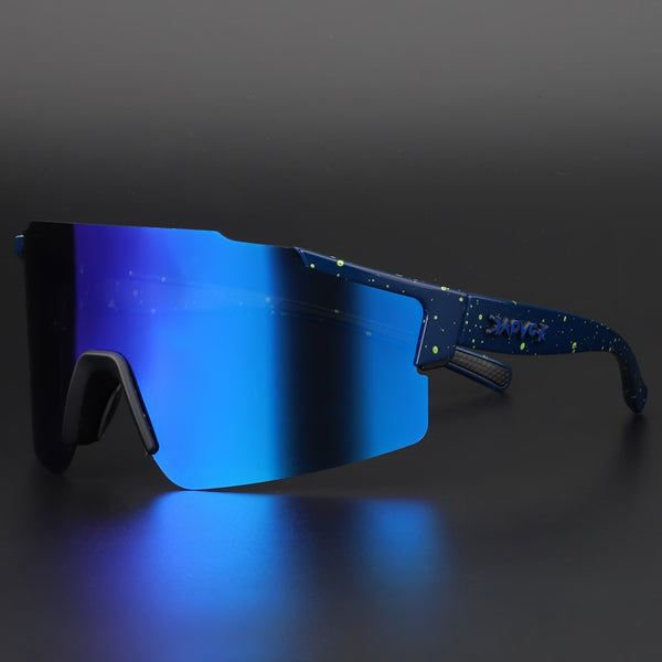 Detailopname Veloshade sportzonnebril, spiegelglas reflecteert licht, aerodynamisch frame voor comfort.