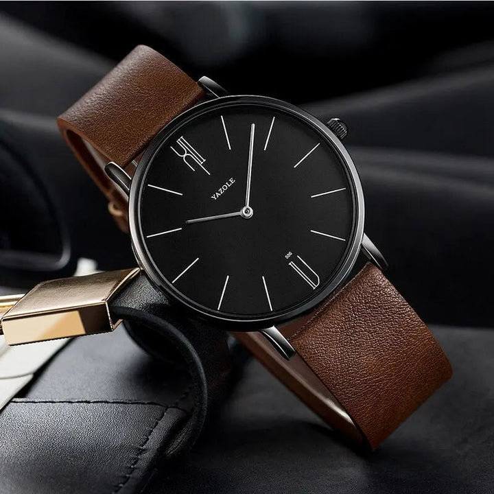 Detailopname van het Henry herenhorloge; toont de wijzerplaat met subtiele markeringen en de fijne lederen band.