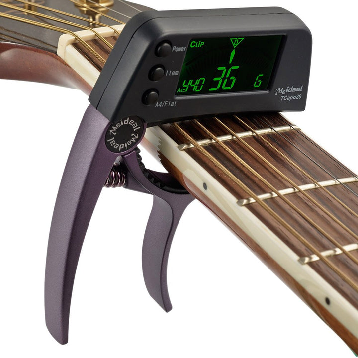 De TuneGrip 2-in-1 gitaar capo met geïntegreerde chromatische tuner. Voor perfect stemmen en spelen.