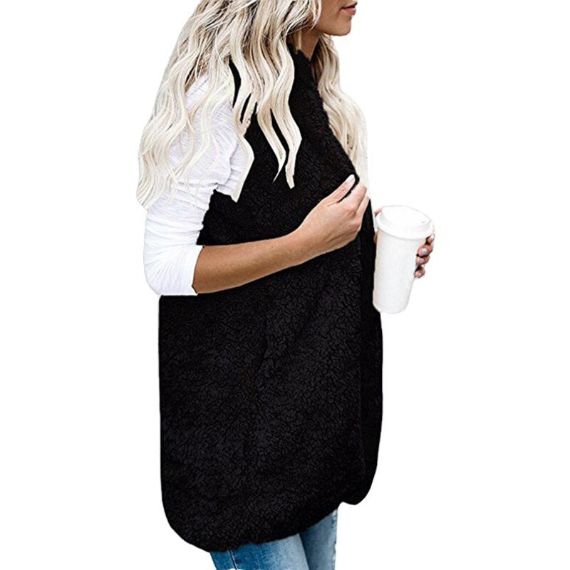 Modern dames pluche vest met capuchon, mouwloos, perfect te combineren met diverse outfits voor een complete look.