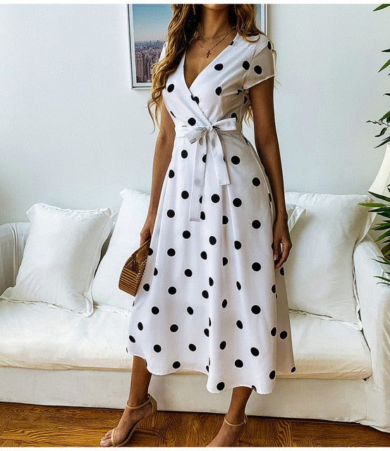 Comfortabele dames zomerjurk met stippen. Vrolijk ontwerp, elegante pasvorm, geschikt als casual of feestjurk.