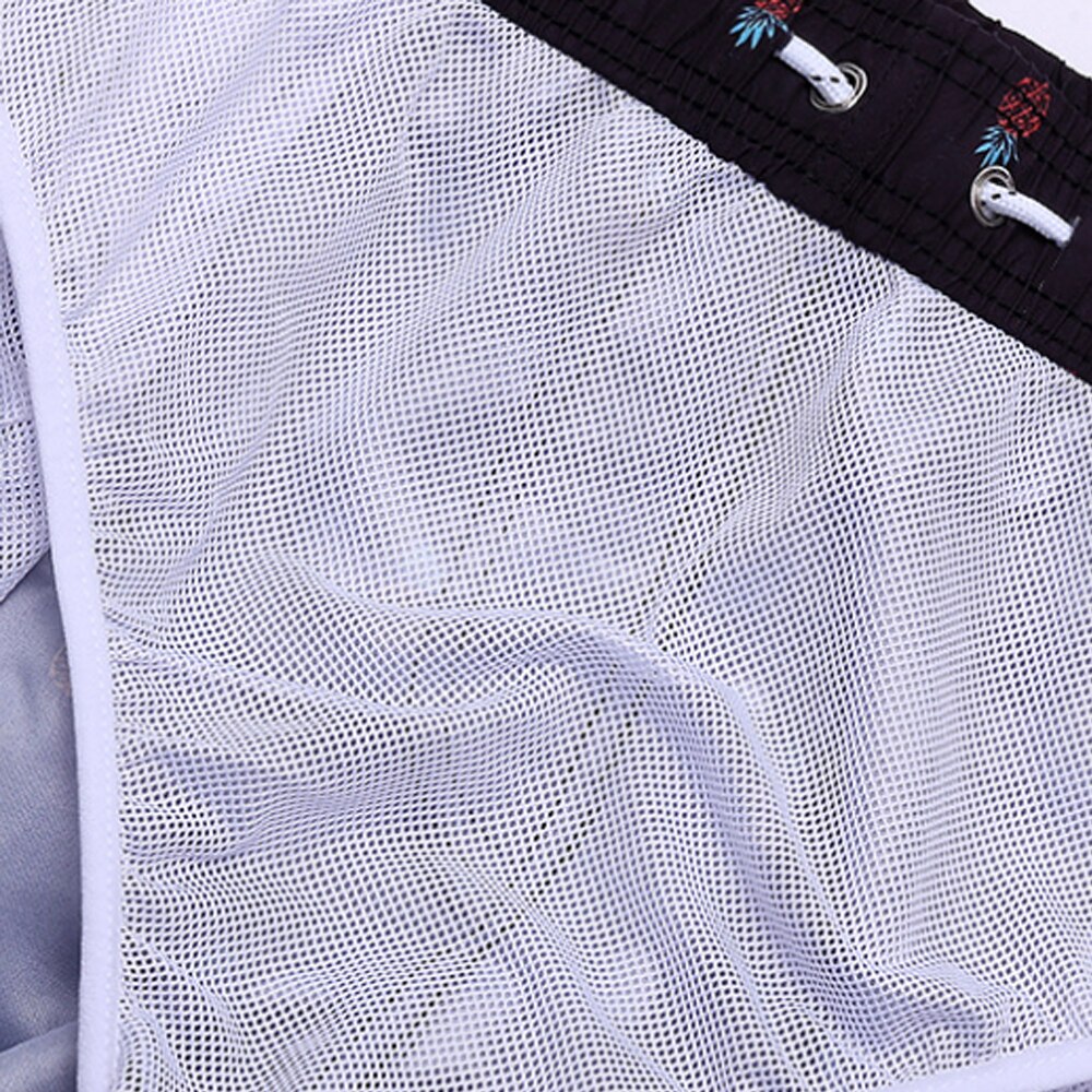Trendy zwemshort voor mannen met moderne, opvallende prints. Modieuze zwemkleding voor de zomer aan zee of zwembad.