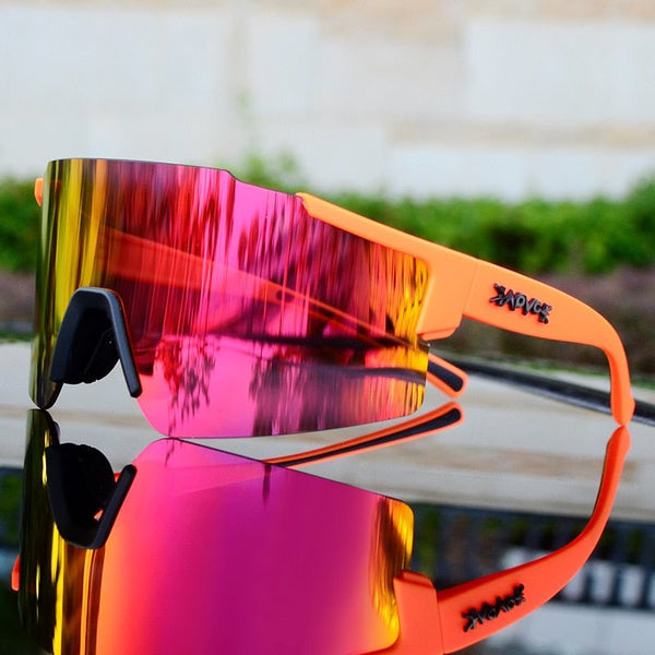 Innovatieve sportzonnebril Veloshade met spiegelende UV-beschermende glazen voor optimale zichtbaarheid.