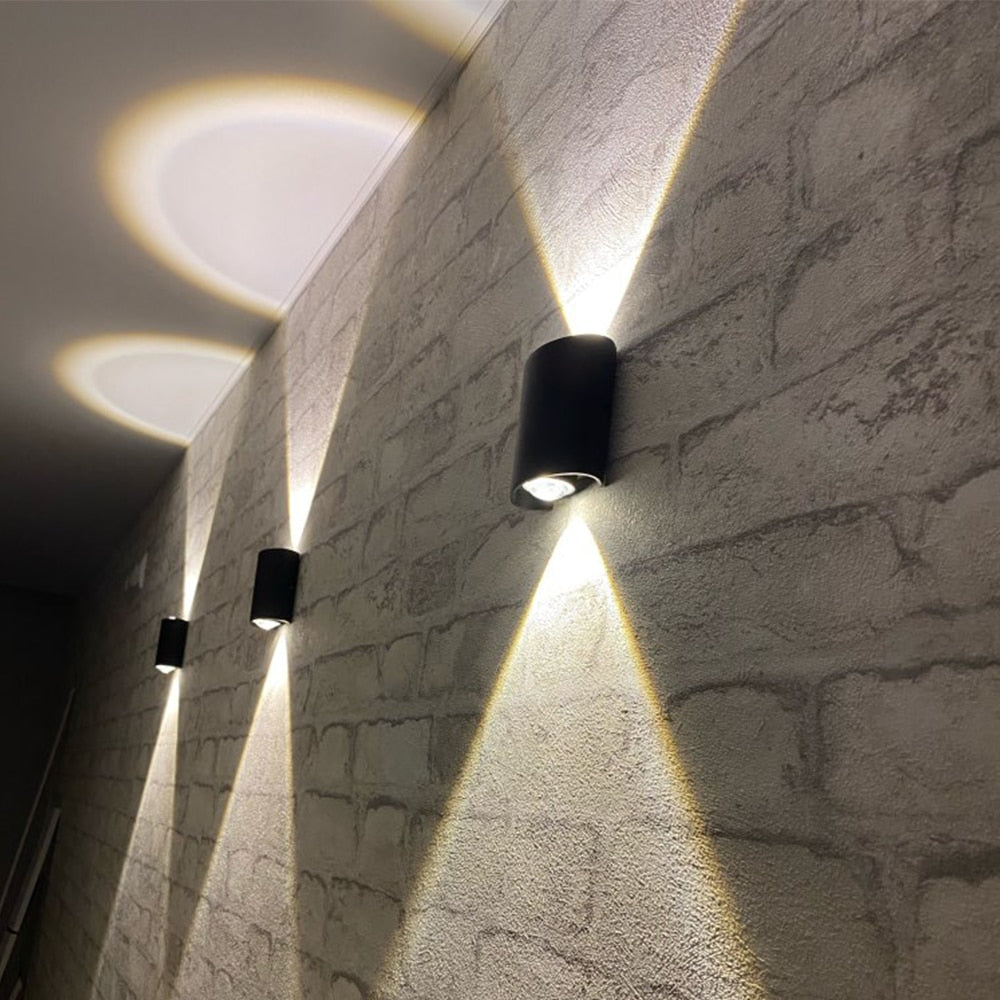 Witte design LED wandlamp, ideaal voor een modern interieur. Geeft een stijlvolle decoratieve touch.