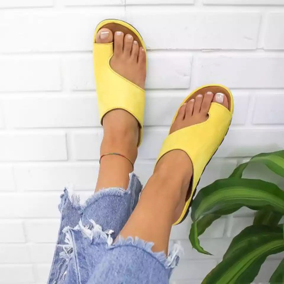 BeachSandals™ dames sandalen aan voeten, comfortabel en modieus. Perfecte open zomerschoenen voor strand.