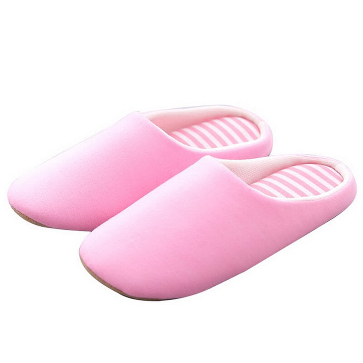 Duurzame waterdichte huissloffen, met zachte pluche binnenkant voor langdurig comfort.