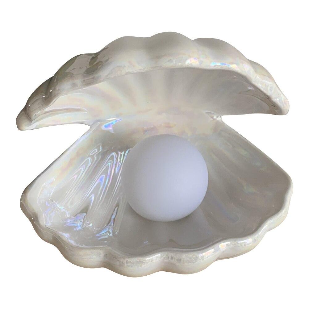 Prachtige schelpenlamp decoratie met iriserende parel, voegt een magisch tintje toe aan je huis.