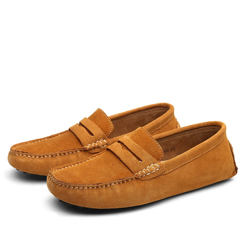 Comfortabele heren instappers in cognac leer, perfect voor een elegante casual outfit.