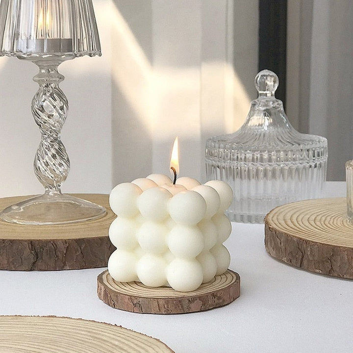 Decoratieve witte bubbelkaars van sojawas, sfeervolle interieurkaars voor een warme ambiance.