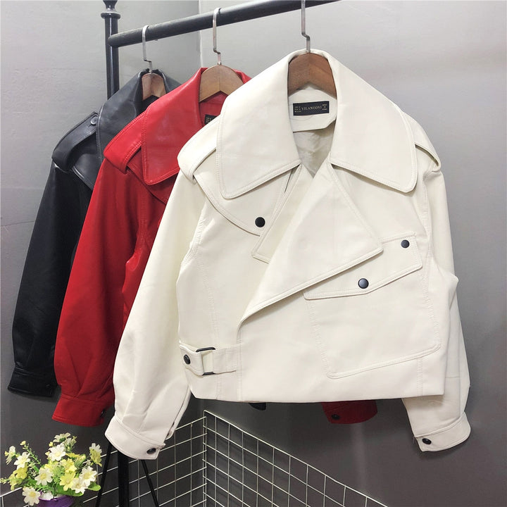 LoesJacket leren jas dames, een stijlvol bomberjack dat trendy is en veelzijdig voor het voorjaar en najaar.