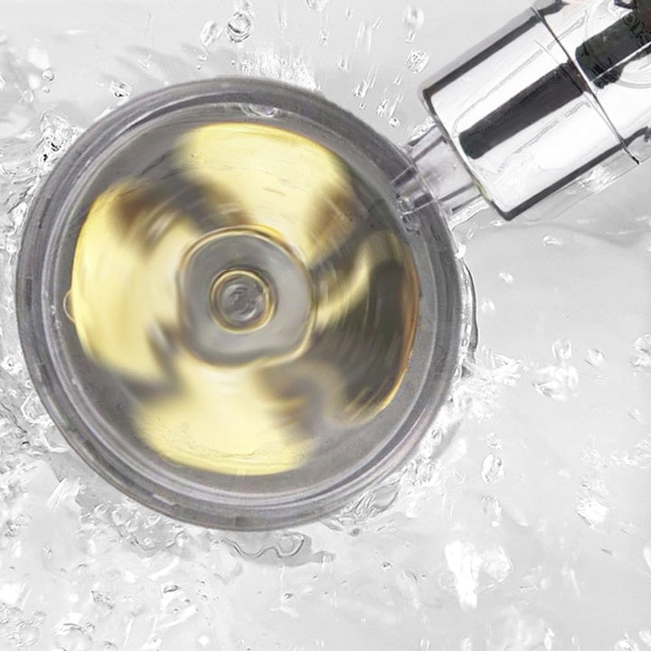 Detail van de krachtige 360 graden draaibare douchekop, ideaal voor een hoge druk waterstraal.
