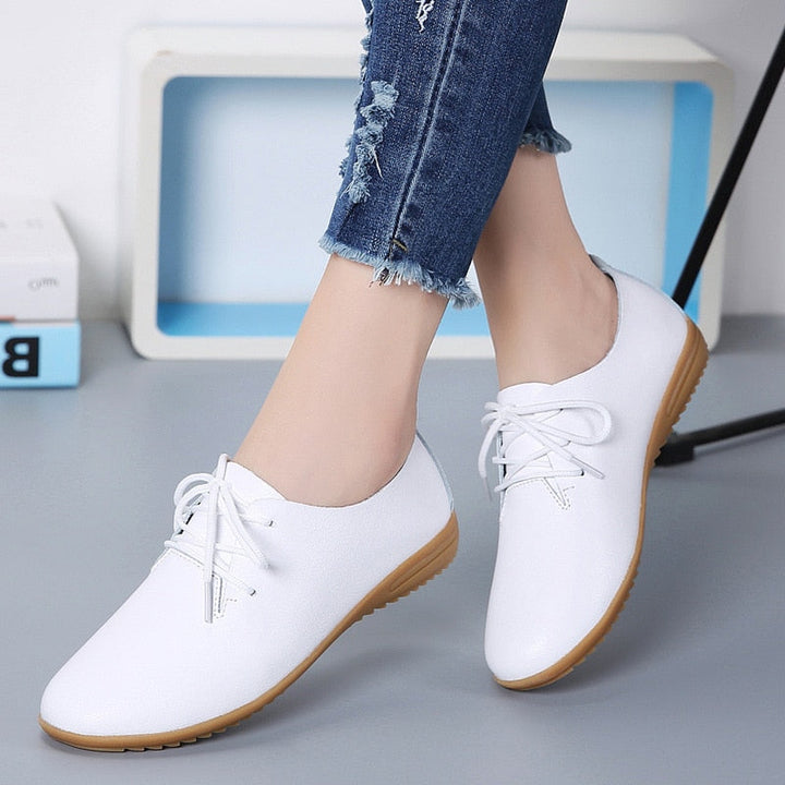 Elegante beige LottjesSneaks damessneakers, perfect voor een comfortabele en modieuze casual look.