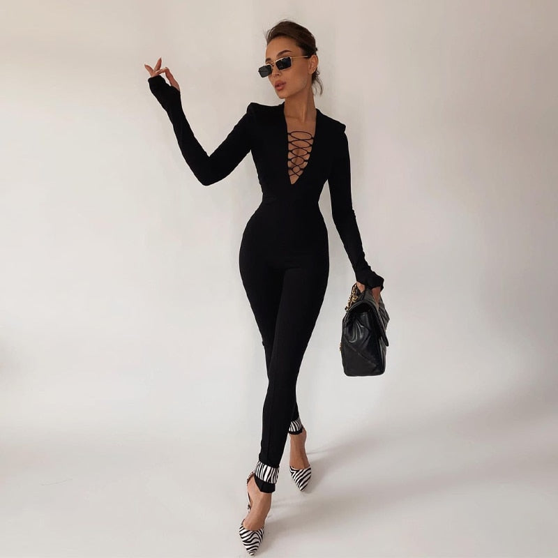 Comfortabele slimfit dames jumpsuit met kant en veterhals. Ideaal voor elegante avondkleding.