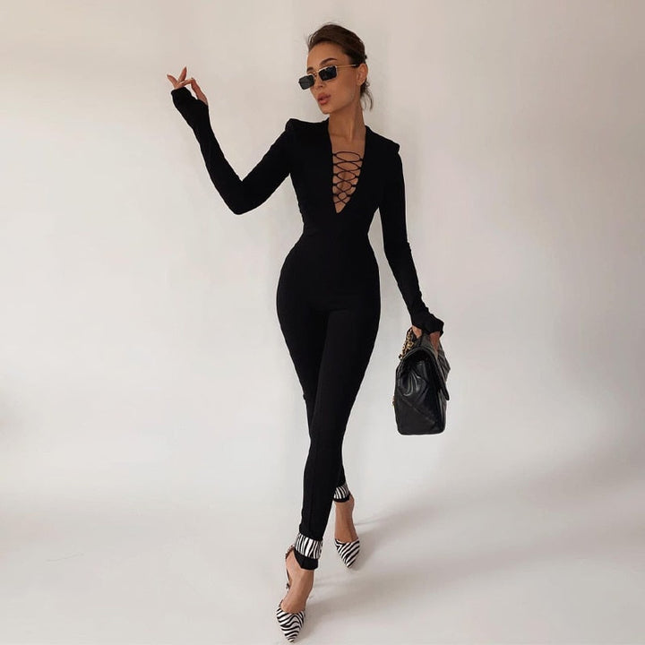 Comfortabele slimfit dames jumpsuit met kant en veterhals. Ideaal voor elegante avondkleding.
