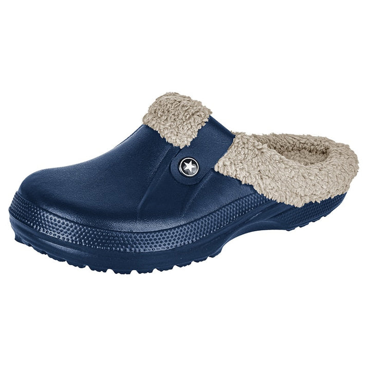 Een stapel waterdichte warme huissloffen in verschillende maten, unisex.