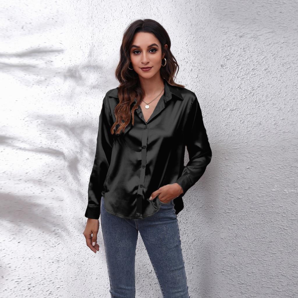 Vrouwelijke Shila blouse, casual gedragen. Luchtige modieuze top met lange mouwen, ideaal voor ontspannen zomerkleding.