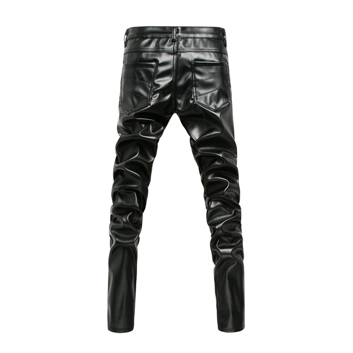 Stijlvolle herenbroek in zwart met een slank silhouet en lederlook textuur, een essentieel kledingstuk voor mannen.