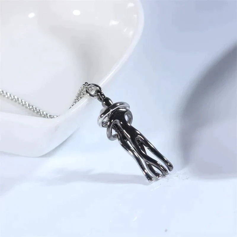 Valentijnscadeau: verzilverde ketting met hanger, een uniek en stijlvol gebaar.