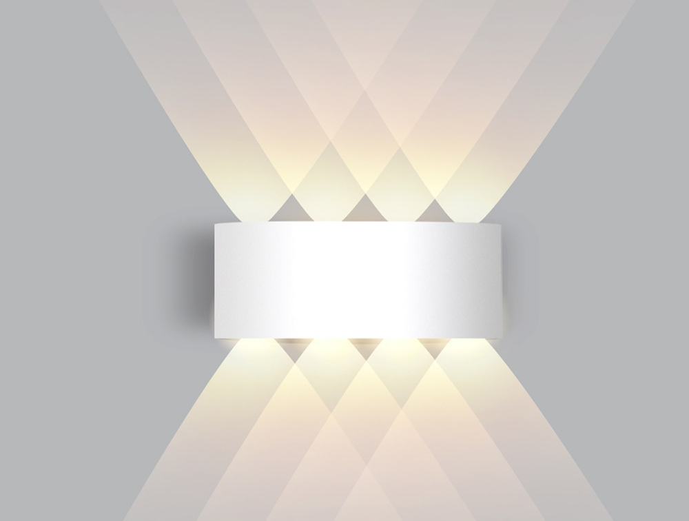 Koel witte LED wandlamp, moderne binnenverlichting voor een heldere hal of functionele ruimte. Strak design.