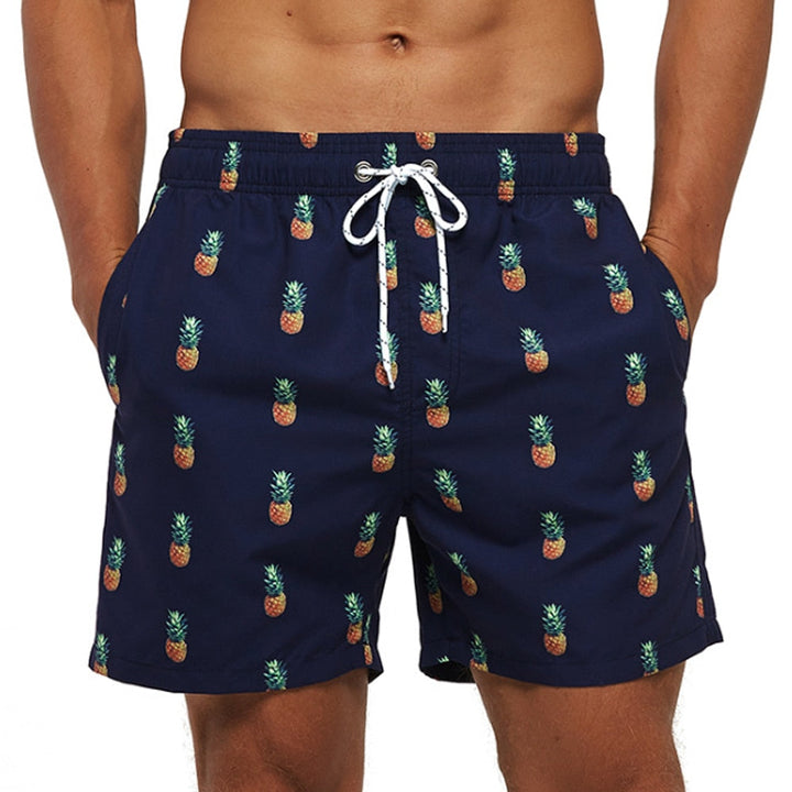 Zijkant van een mannen zwemshort met opvallende prints. Comfortabele pasvorm en sneldrogend materiaal voor de zomer.