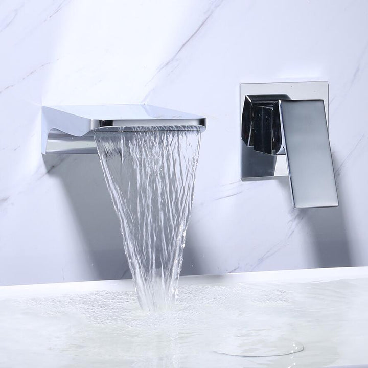 Detail van de sensor wandkraan met waterbesparende watervaluitloop. Contactloos en hygiënisch, een moderne kraan.