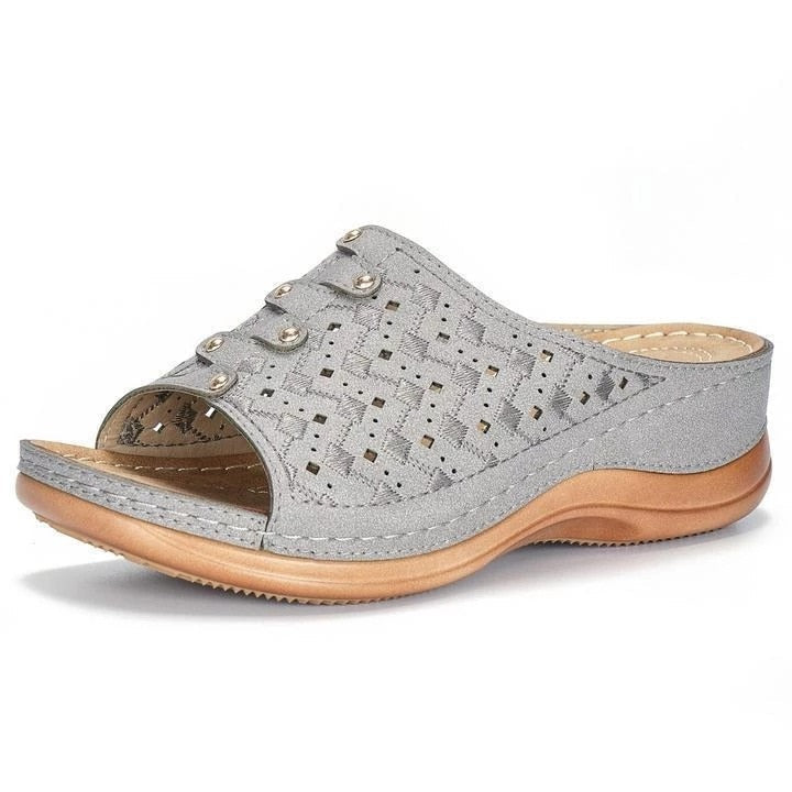 Comfortabele dames schoeisel: orthopedische instapper sandalen met uitstekende voetsteun. Ademend en antislip voor de zomer.