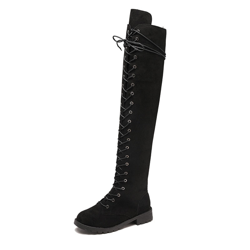 Achteraanzicht van trendy dames knielaarzen met plateauzool. Stijlvolle en comfortabele mode voor dames.