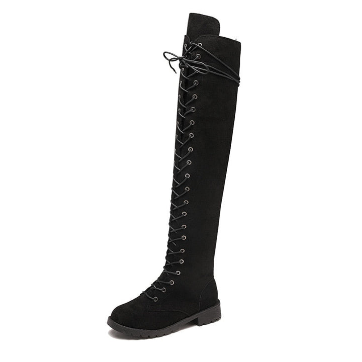 Achteraanzicht van trendy dames knielaarzen met plateauzool. Stijlvolle en comfortabele mode voor dames.