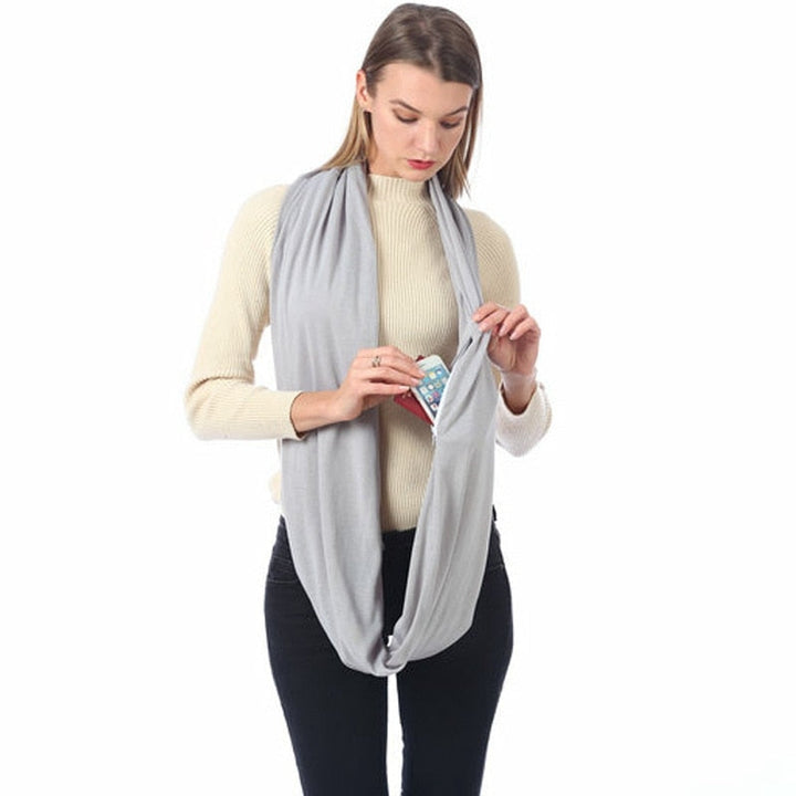 Veilige dames accessoire: een zachte sjaal met geheime zak voor al je waardevolle spullen.