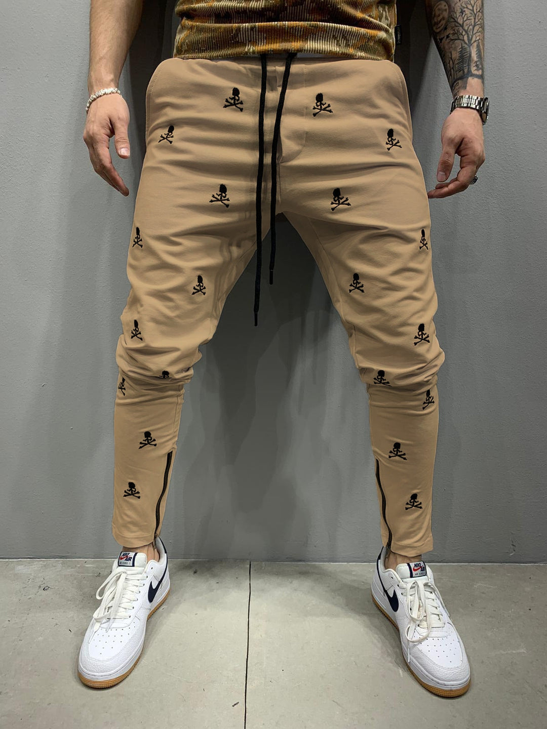 Moderne heren slim fit trainingsbroek met elastische taille en trekkoord, geschikt voor diverse vrijetijdsactiviteiten.
