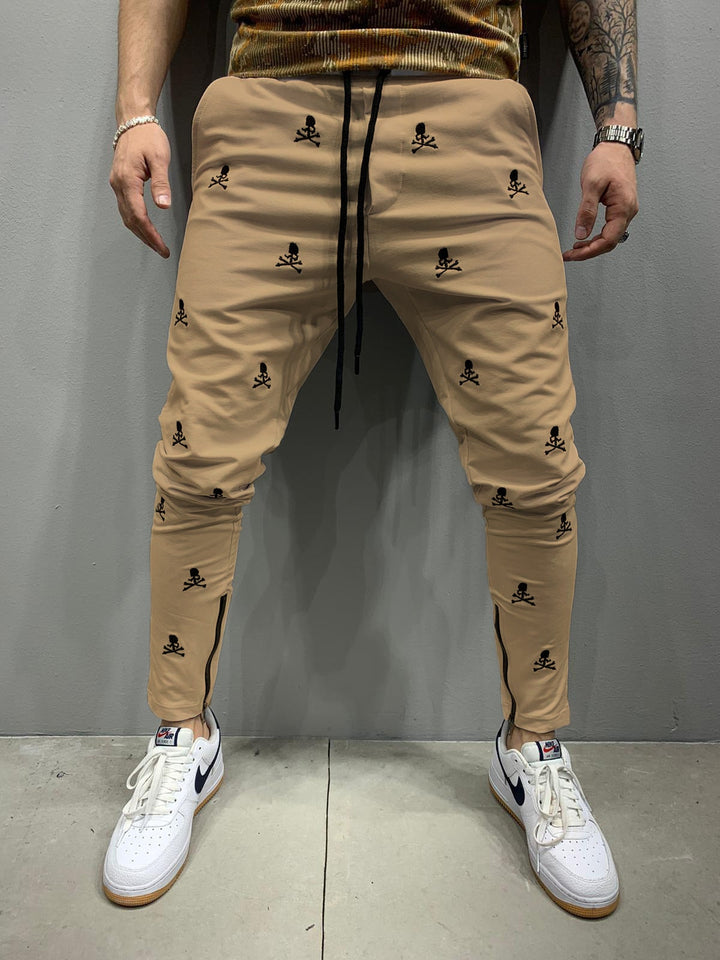 Moderne heren slim fit trainingsbroek met elastische taille en trekkoord, geschikt voor diverse vrijetijdsactiviteiten.