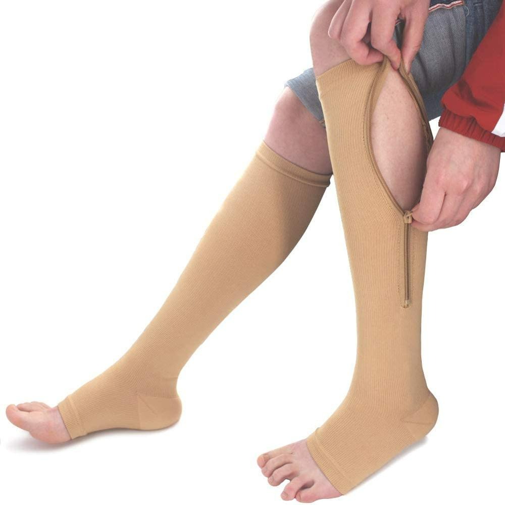 Ademende stof van steunkousen met rits, voor maximaal draagcomfort en frisse benen de hele dag door.
