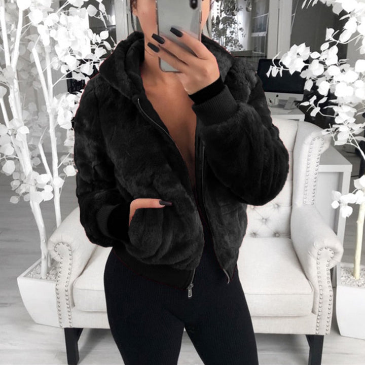 Modieus effen damesvest, zacht imitatiebont en warme capuchon, perfect voor winter.