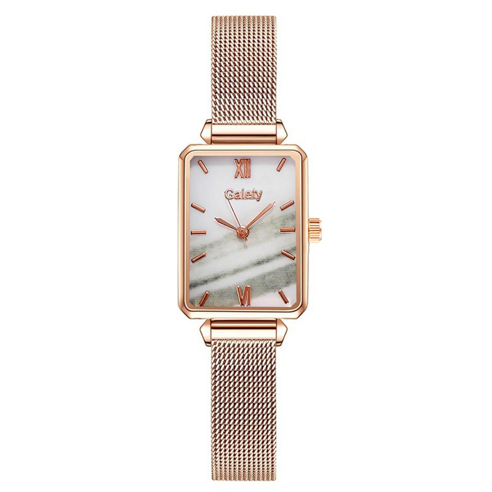 UniekWatch™: een trendy rechthoekig dameshorloge in goud, elegant en een must-have accessoire.