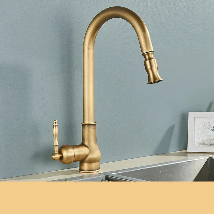 Stijlvolle vintage keukenkraan van antiek messing, met draaibare uitloop en moderne elegantie.