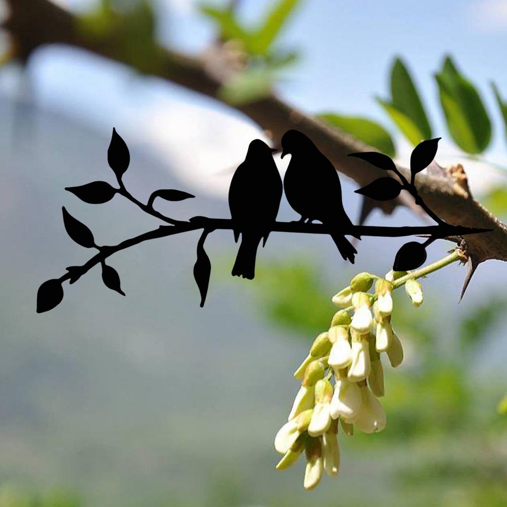 Metalen vogel silhouet. Sfeervolle tuindecoratie die rust en natuur in de tuin brengt.