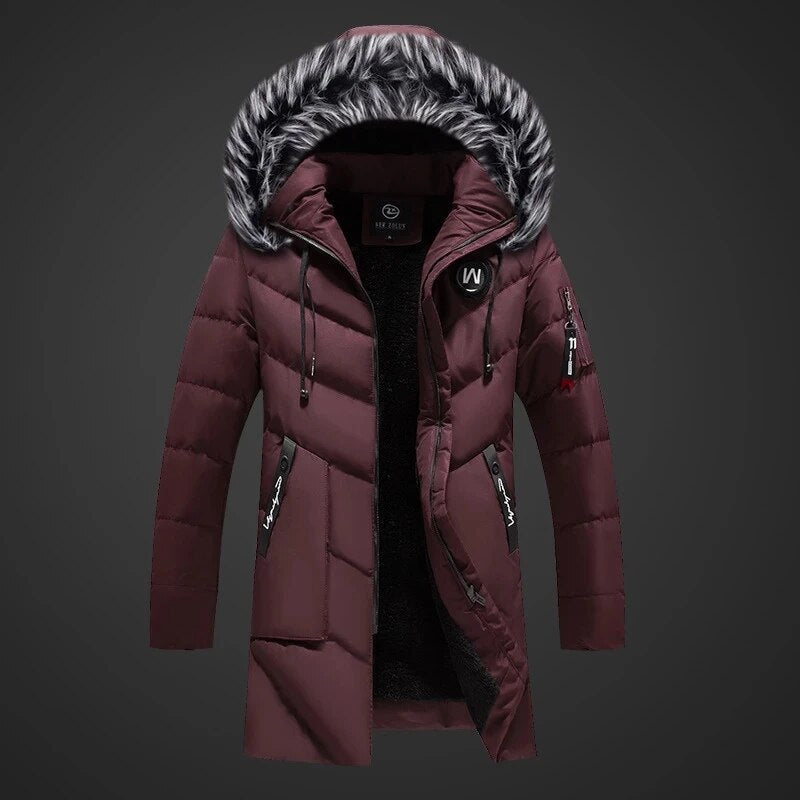 Man draagt trendy heren winterjas parka buiten, perfect voor winterse omstandigheden. Warme en stijlvolle kleding.