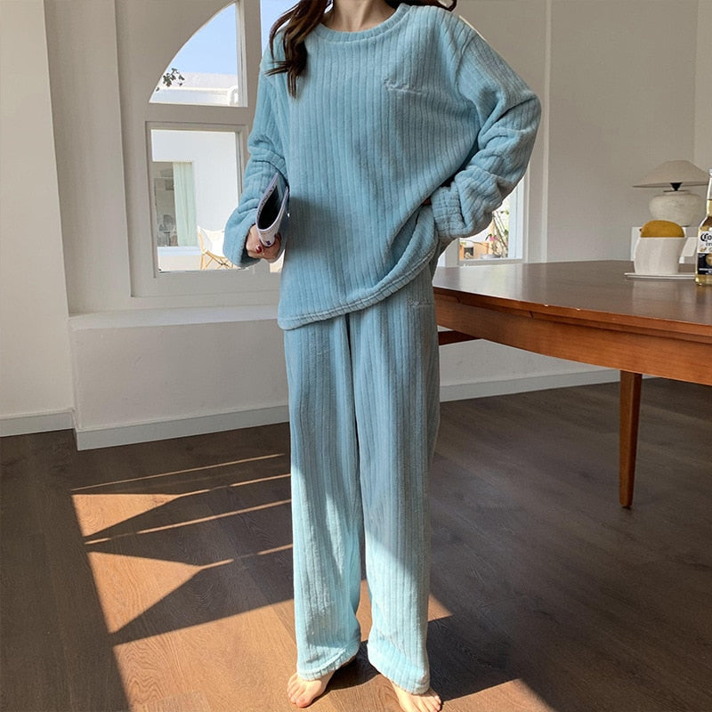 Comfortabele koraalfleece pyjamaset voor vrouwen, ontworpen voor ultieme relaxkleding.