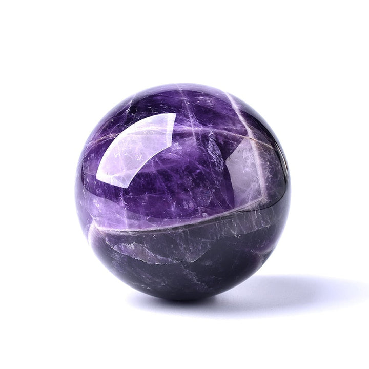 Glanzende amethist kristal globe, een spirituele edelsteen decoratie, ideaal voor interieur welzijn.