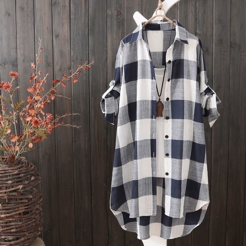 Losvallende geruite oversized blouse voor vrouwen, combineert mode met alledaags comfort.