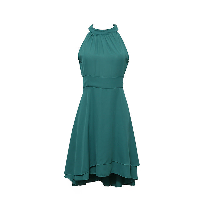 Vrouw draait, rok van de chiffon halterjurk beweegt elegant. Mouwloze zomerjurk met slim fit en hoge taille.