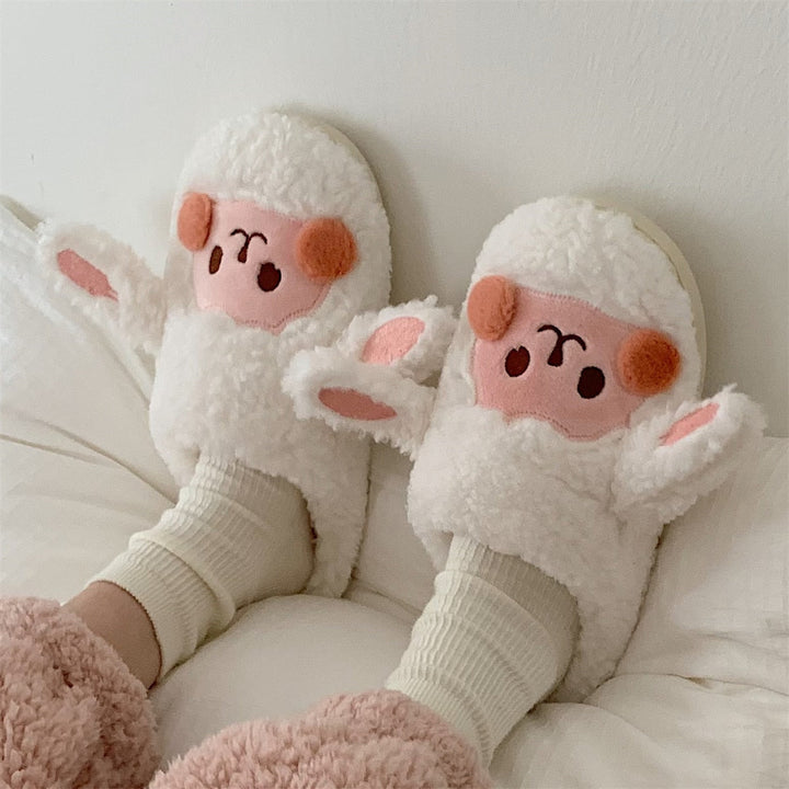 Roze fluffy dieren pantoffels. Warme huis sloffen, zacht en comfortabel voor winteravonden.