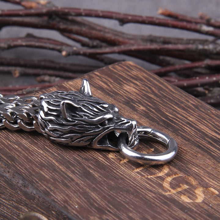 Close-up van de zilveren Ragnar Viking wolf armband, ideaal voor mannen die kracht uitstralen.