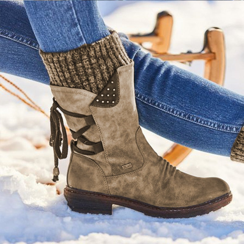 Dames EmilyBoots leren laarzen aan, gecombineerd met jeans, benadrukt de veelzijdigheid en comfort.