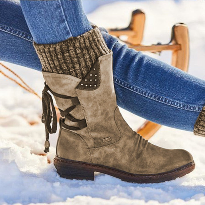 Dames EmilyBoots leren laarzen aan, gecombineerd met jeans, benadrukt de veelzijdigheid en comfort.