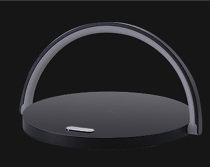 Compacte 3-in-1 LED bureaulamp met draadloze oplader, dimbare sfeerverlichting en handige telefoonhouder.