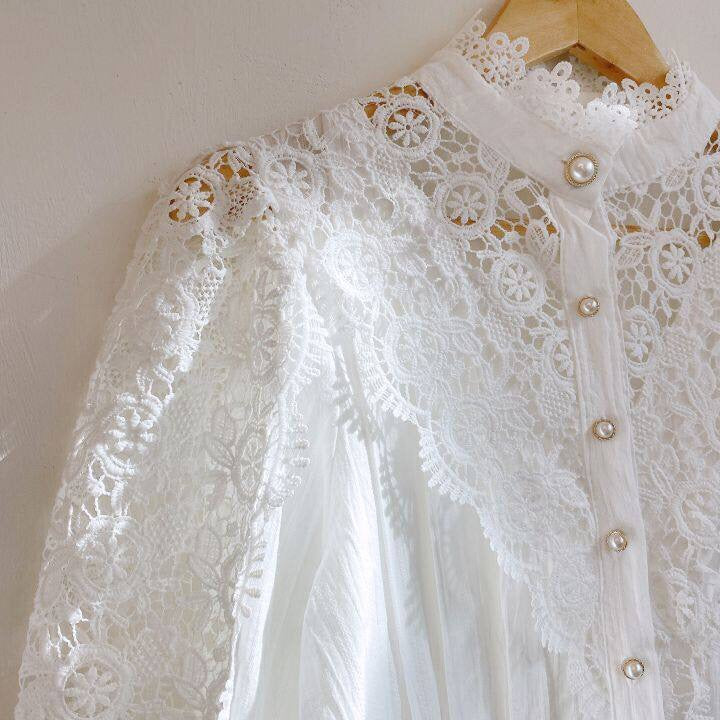 Tijdloze elegantie: damesblouse met pofmouwen, kant en klassieke uitstraling voor de modebewuste vrouw.